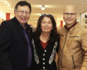Vlnr: Senator Dan Christmas, First Nation Artist Dozay Christmas, Rolf Bouman