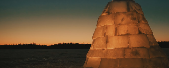 Sonnenuntergang mit Iglu vor unserem Haus
